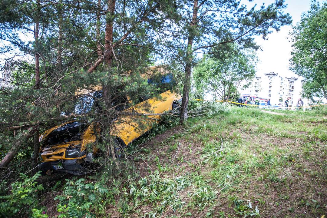 Šilainiuose nuo skardžio nuvažiavo maršrutinis autobusas