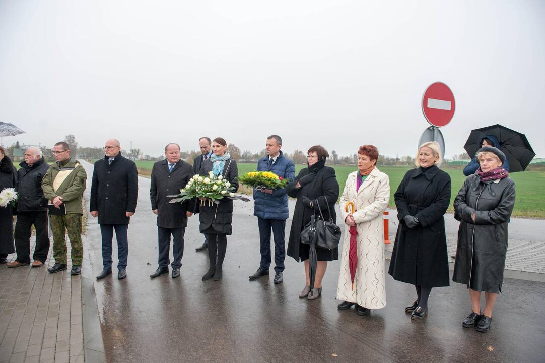 Kapsulės su žeme iš Komunarkos įkasimas