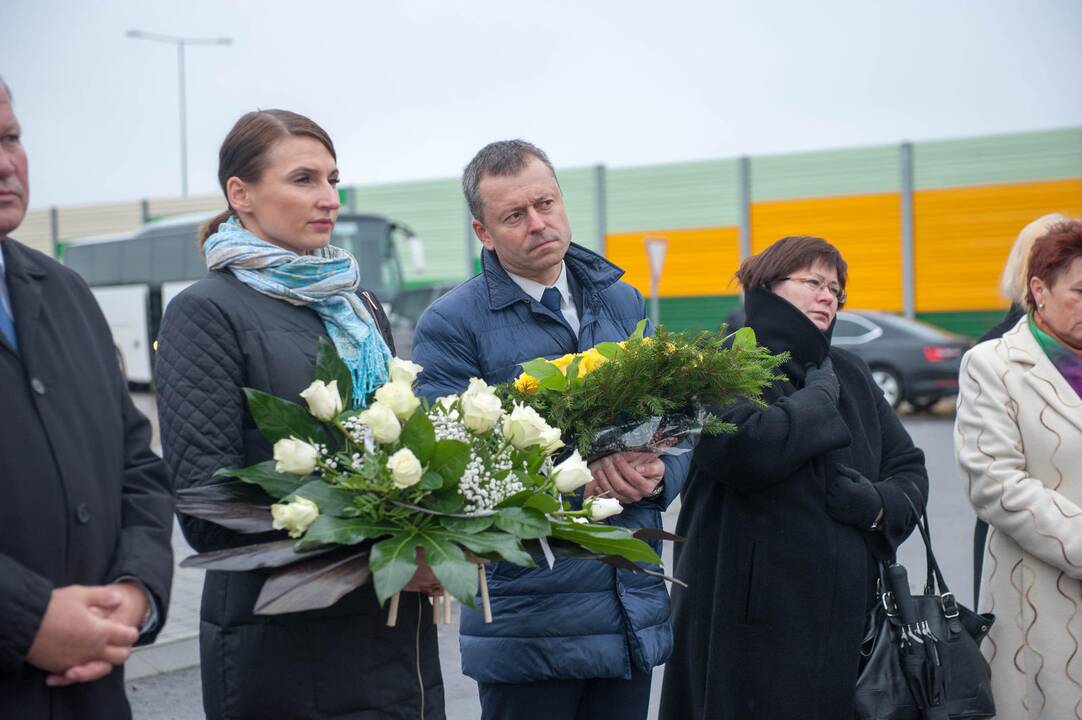 Kapsulės su žeme iš Komunarkos įkasimas