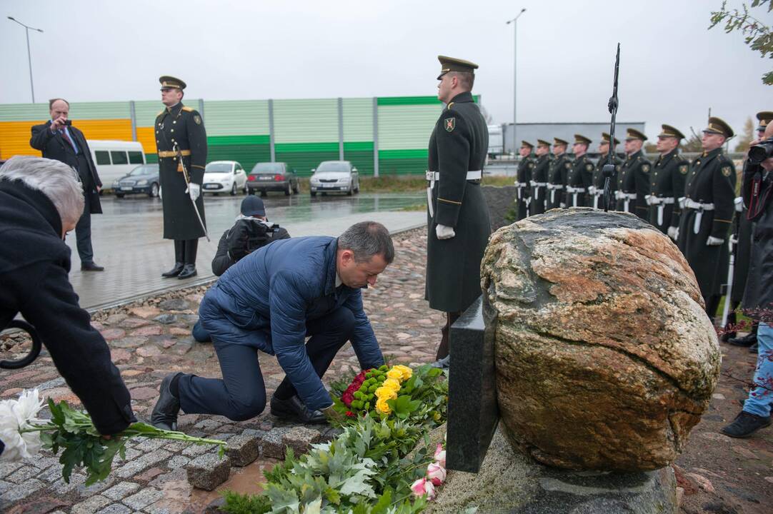 Kapsulės su žeme iš Komunarkos įkasimas