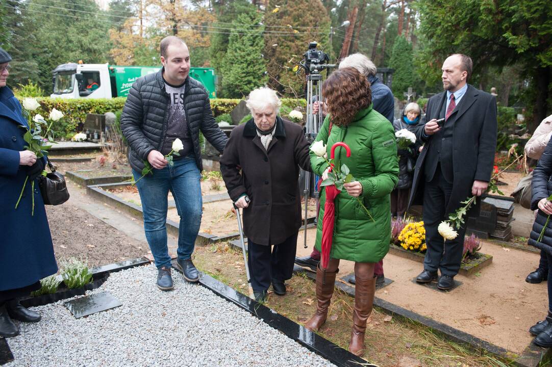 Kapsulės su žeme iš Komunarkos įkasimas