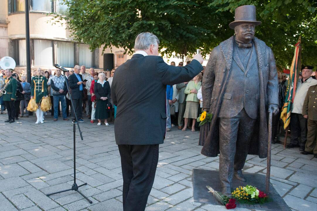 Iškilmingai atidengtas J.Vileišio paminklas