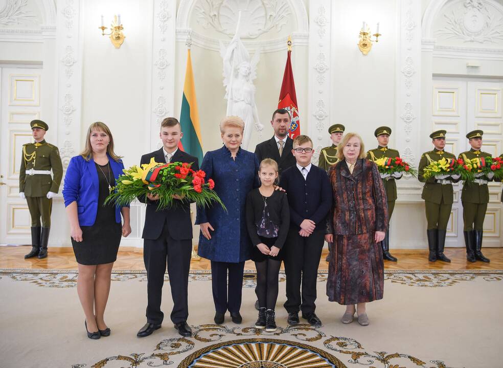 Prezidentės gėlės signatarų artimiesiems