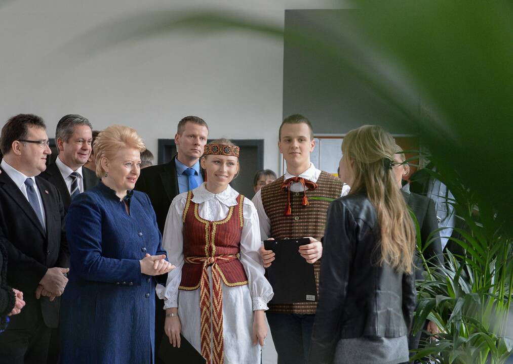 D. Grybauskaitė lankėsi Vasario 16-osios gimnazijoje