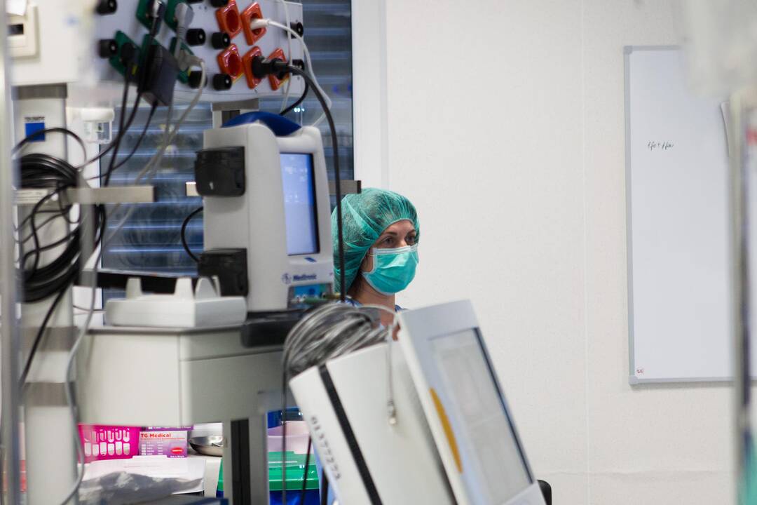 Naujame neurochirurgijos skyriuje Santariškėse medikai atliko galvos smegenų operaciją