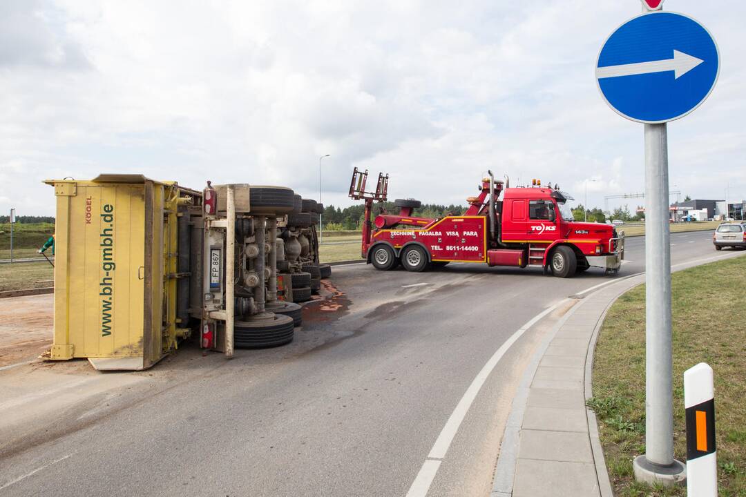 Pilaitėje apvirto smėlį vežęs sunkvežimis