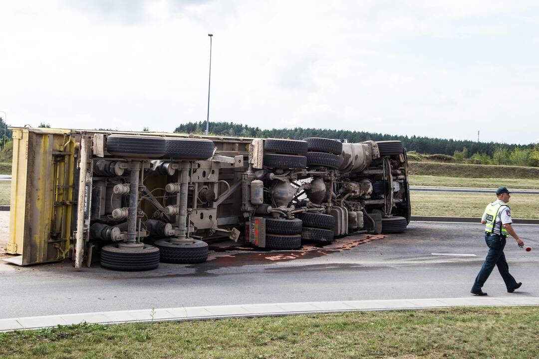 Pilaitėje apvirto smėlį vežęs sunkvežimis