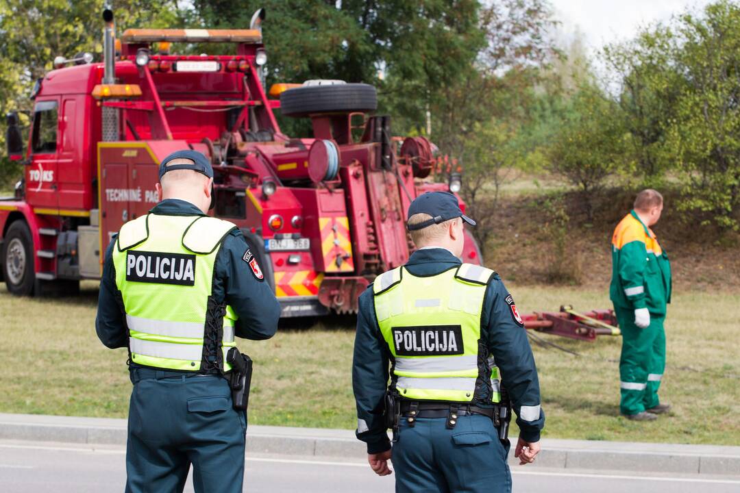 Pilaitėje apvirto smėlį vežęs sunkvežimis