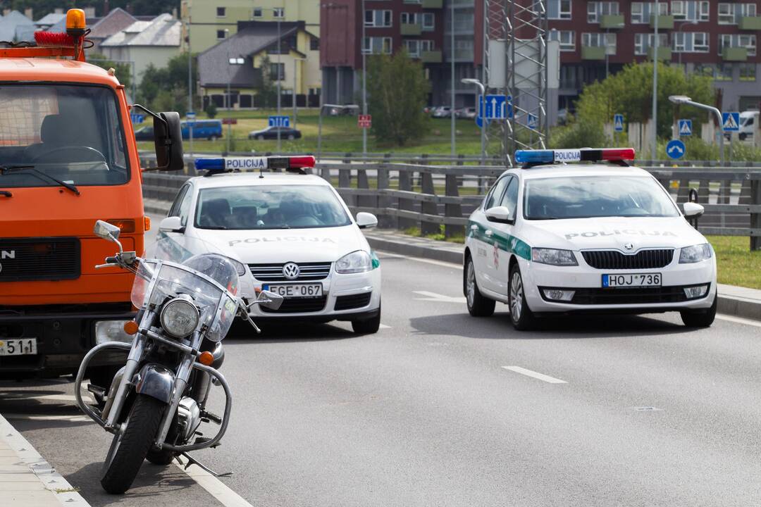 Pilaitėje apvirto smėlį vežęs sunkvežimis