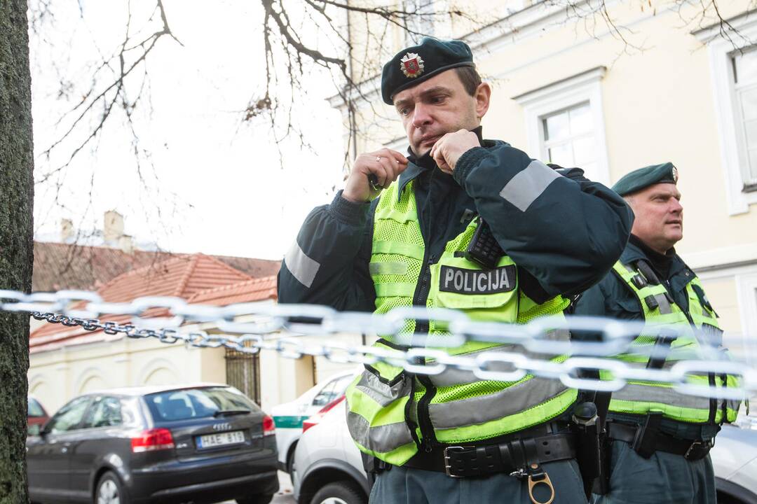 Studentai surengė protesto akciją prie ministerijos
