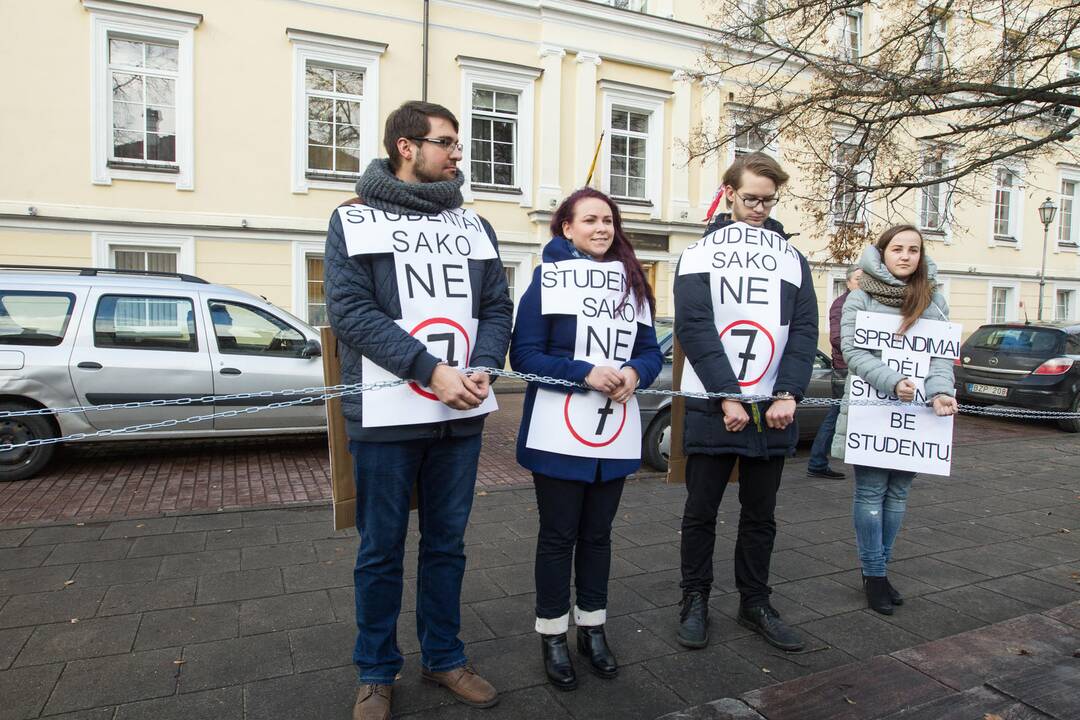 Studentai surengė protesto akciją prie ministerijos