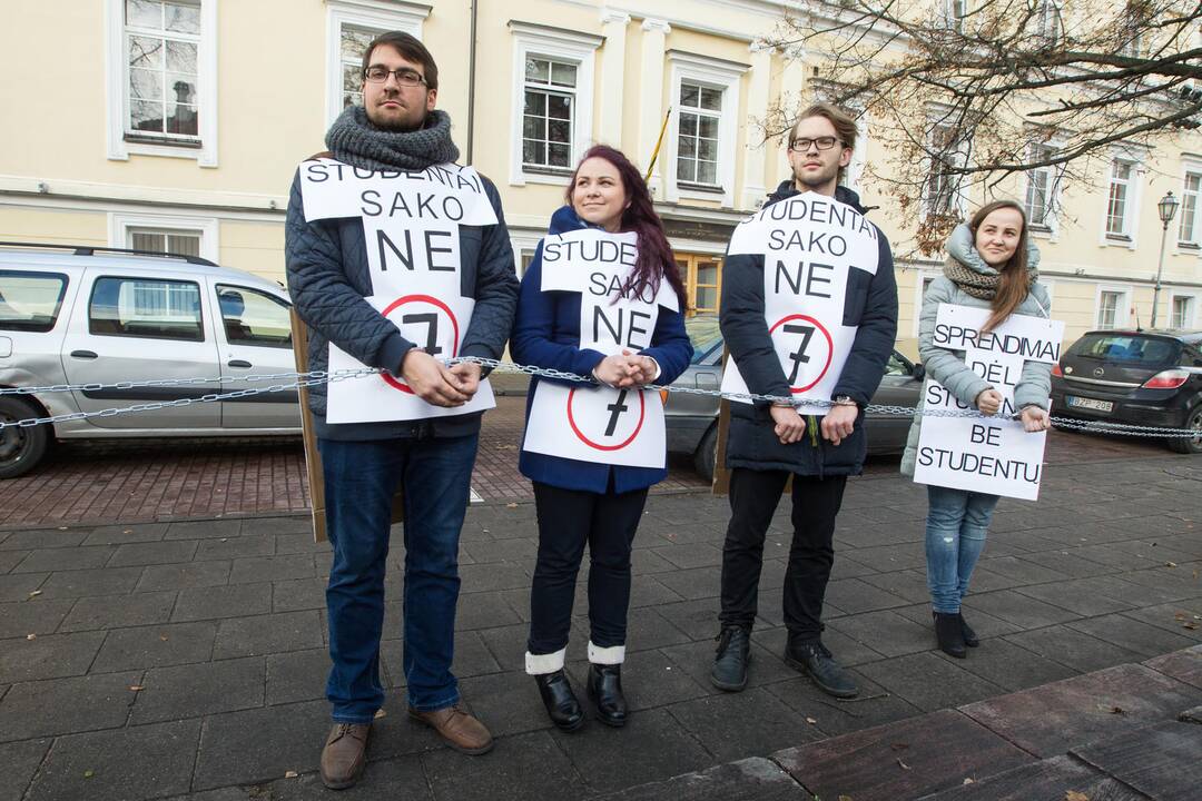 Studentai surengė protesto akciją prie ministerijos