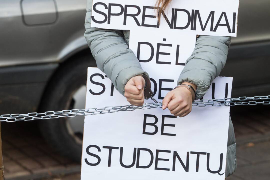 Studentai surengė protesto akciją prie ministerijos