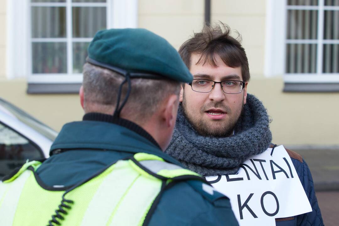 Studentai surengė protesto akciją prie ministerijos