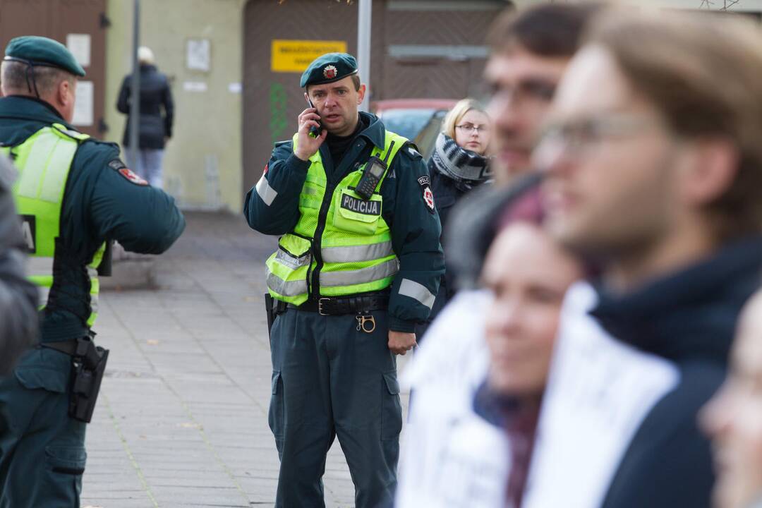 Studentai surengė protesto akciją prie ministerijos