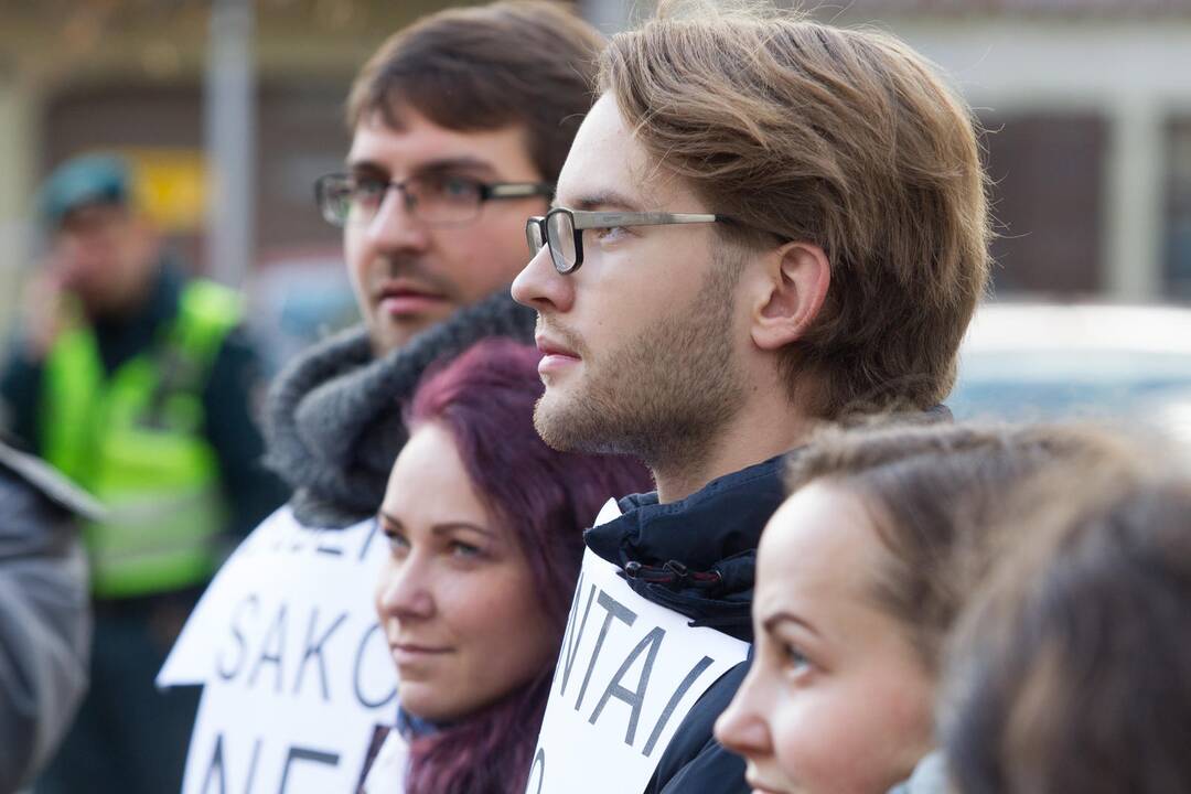 Studentai surengė protesto akciją prie ministerijos