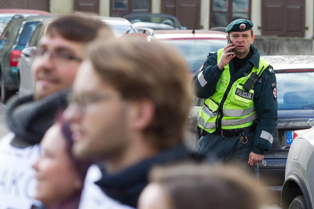 Studentai surengė protesto akciją prie ministerijos