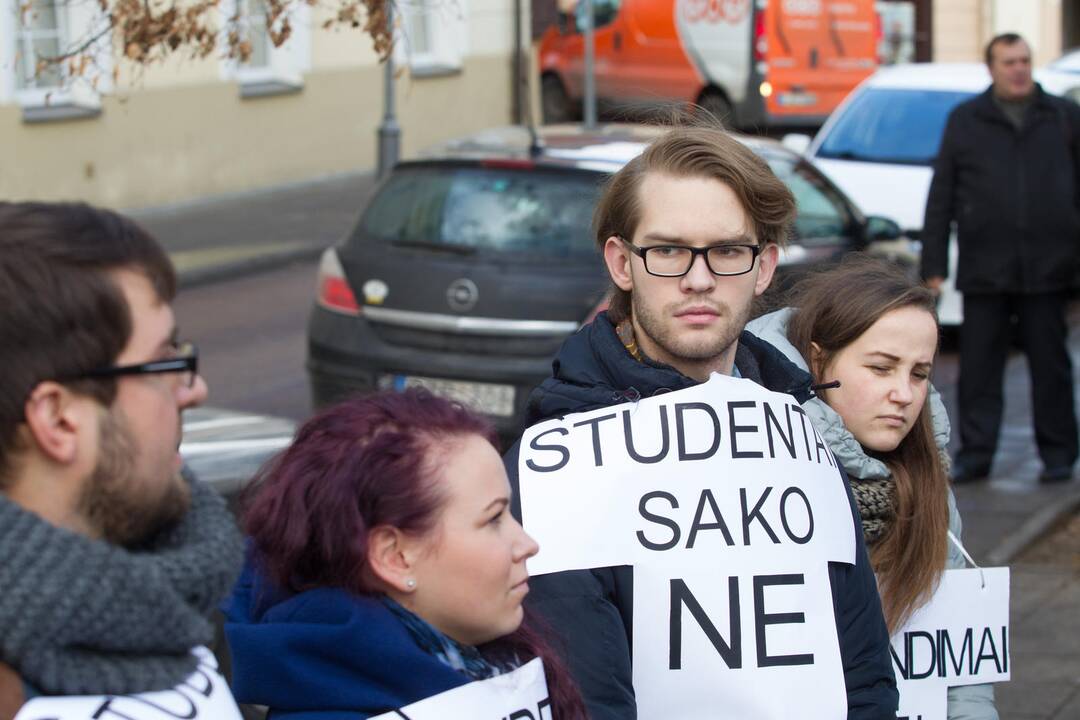Studentai surengė protesto akciją prie ministerijos