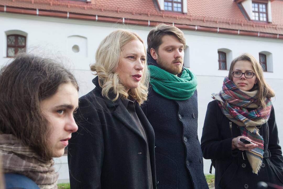 Studentai surengė protesto akciją prie ministerijos
