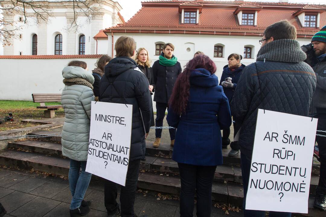 Studentai surengė protesto akciją prie ministerijos