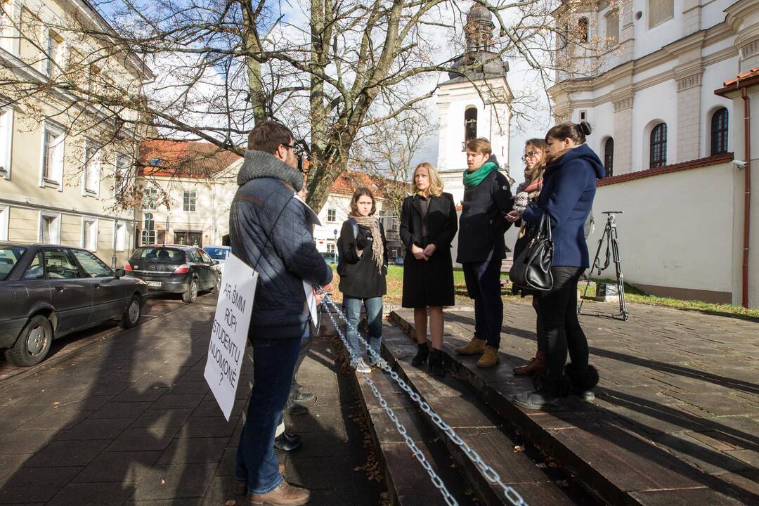 Studentai surengė protesto akciją prie ministerijos