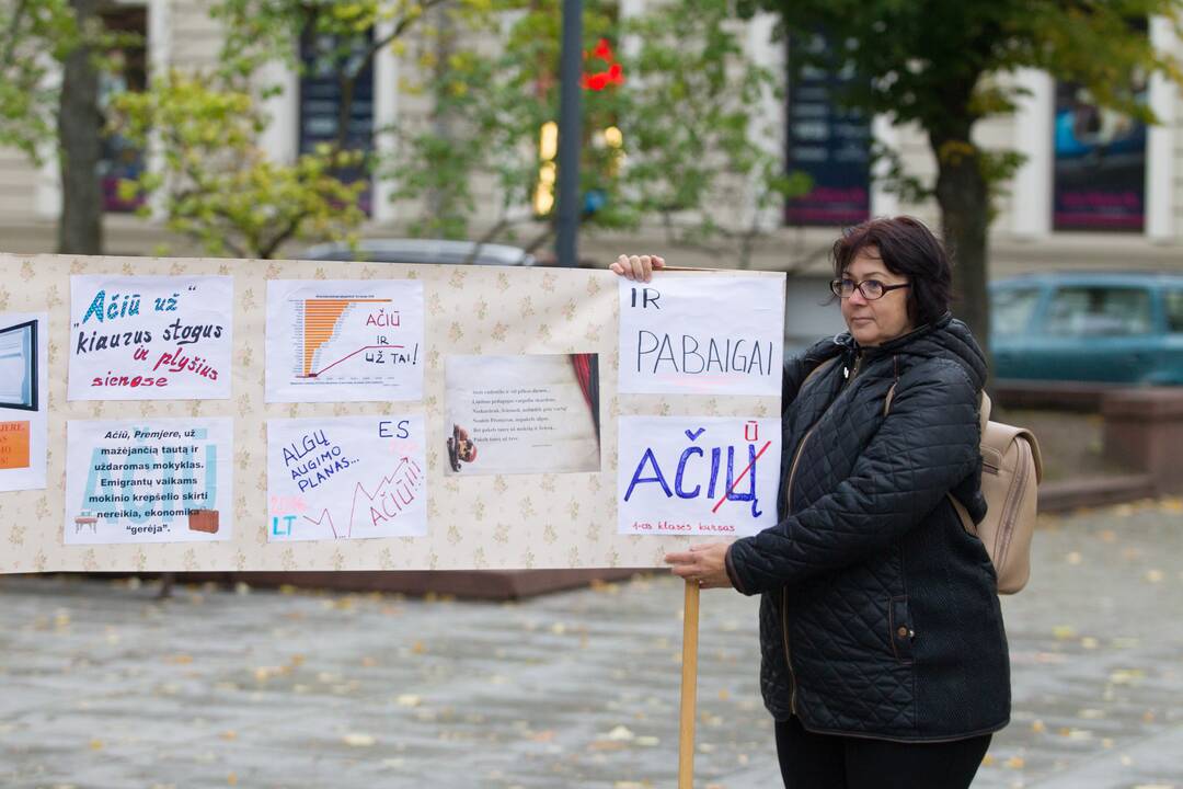 Teatralizuota mokytojų akcija prie Vyriausybės