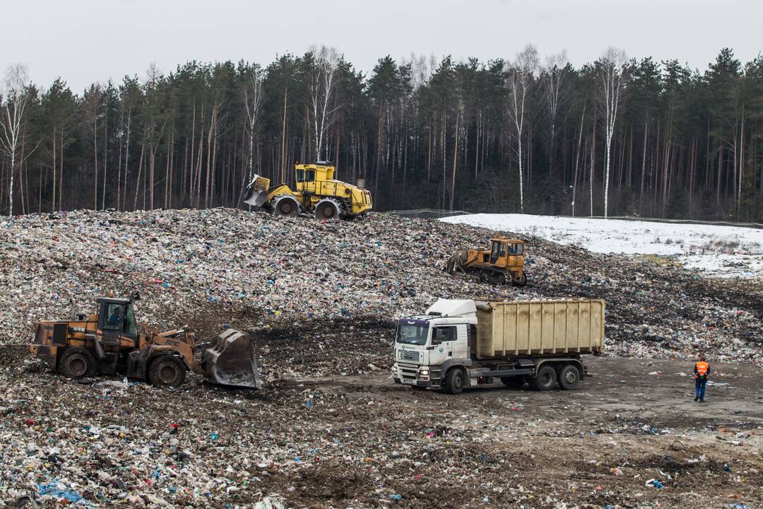 Kazokiškių sąvartyne kaupiasi degiosios atliekos