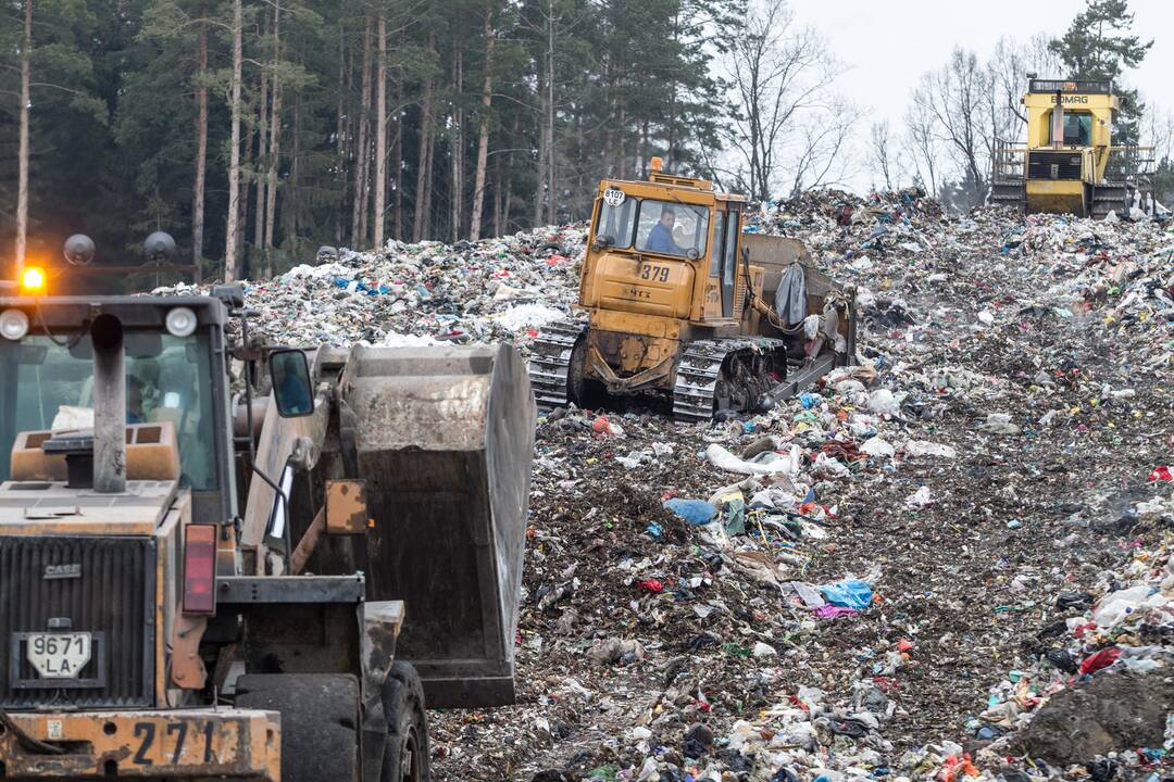 Kazokiškių sąvartyne kaupiasi degiosios atliekos