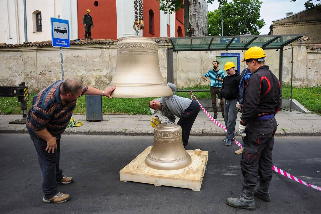 Šv. Apaštalų Pilypo ir Jokūbo bažnyčioje iškraunami varpai