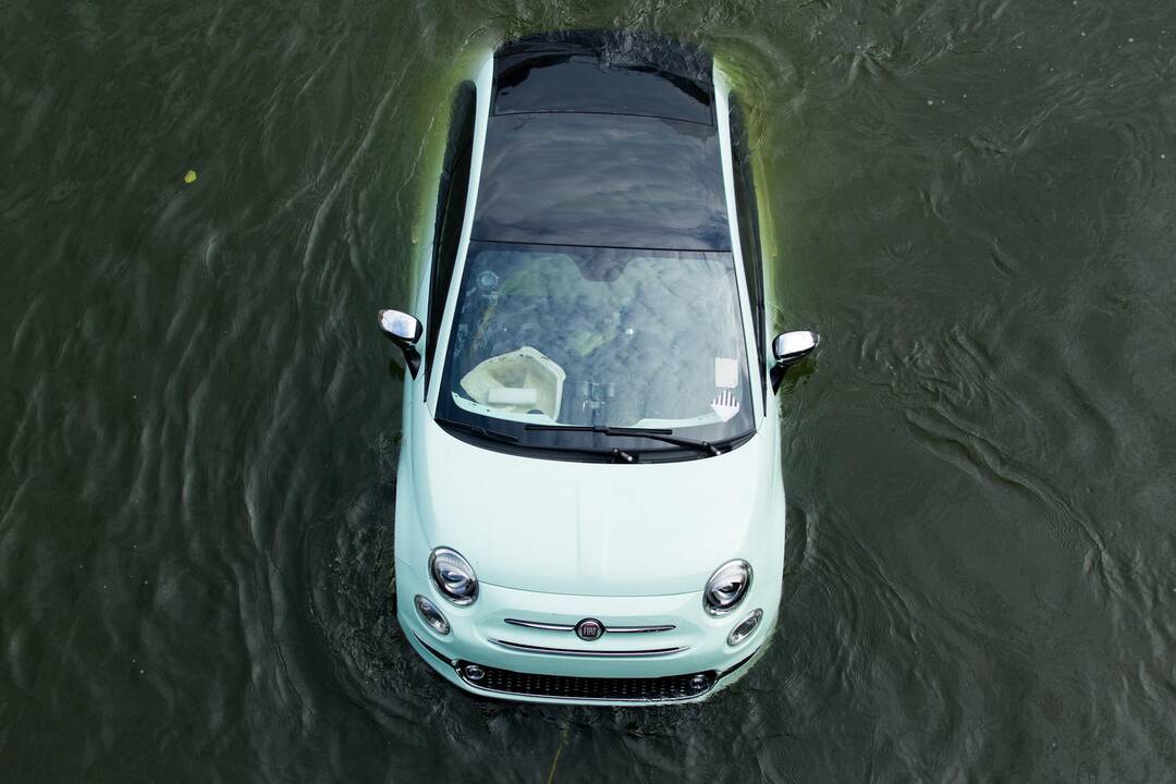 Neryje pakrikštytas atnaujintas „Fiat 500“