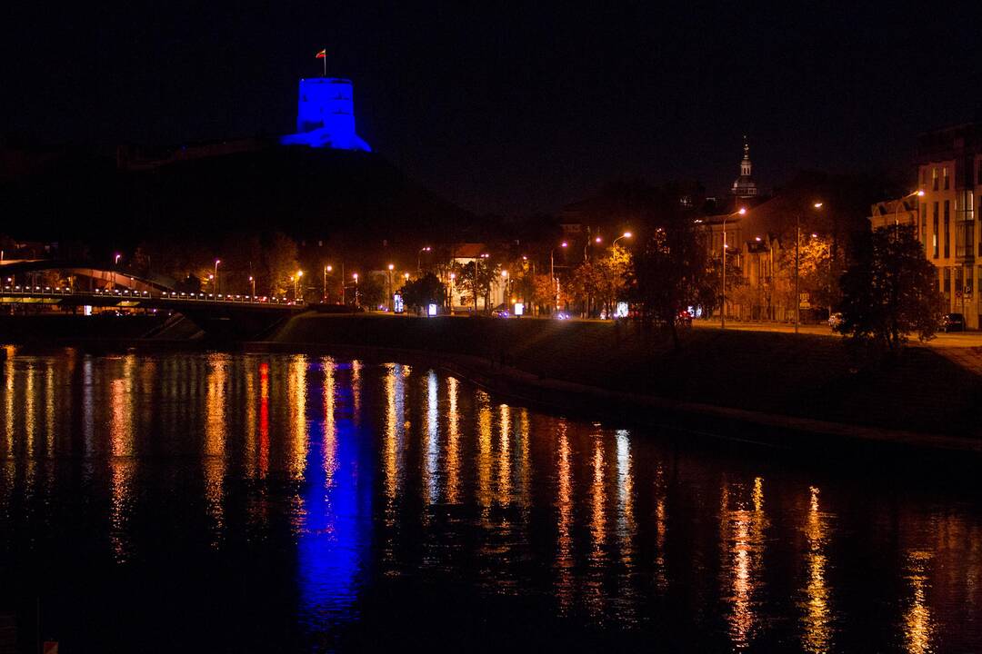 Mėlyna šviesa apšviesta Gedimino pilis