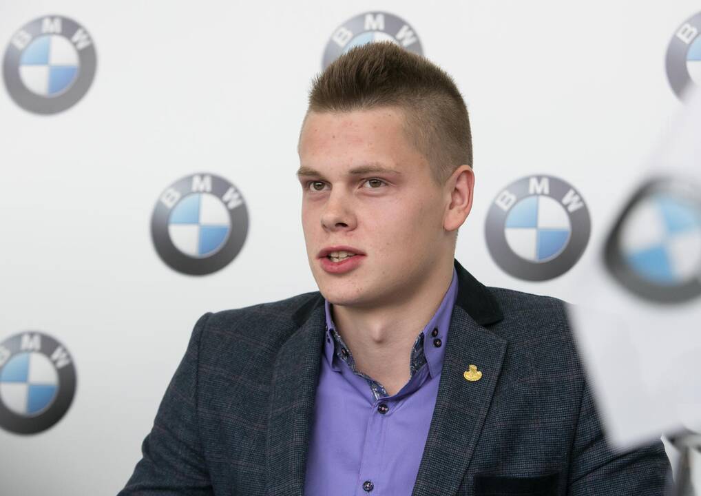 Plaukikui D. Rapšiui – naujutėlaitis BMW ir vardinė plaukimo kepurė