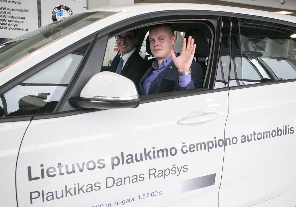 Plaukikui D. Rapšiui – naujutėlaitis BMW ir vardinė plaukimo kepurė