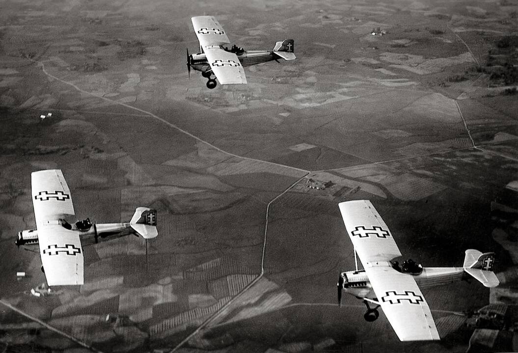 Veidai: 1938 m. skautų paradą stebi gen. Stasys Raštikis, skautų vadovo pavaduotojas Jurgis Alekna, prezidentas Antanas Smetona su žmona Sofija ir tuometinis švietimo ministras. 
