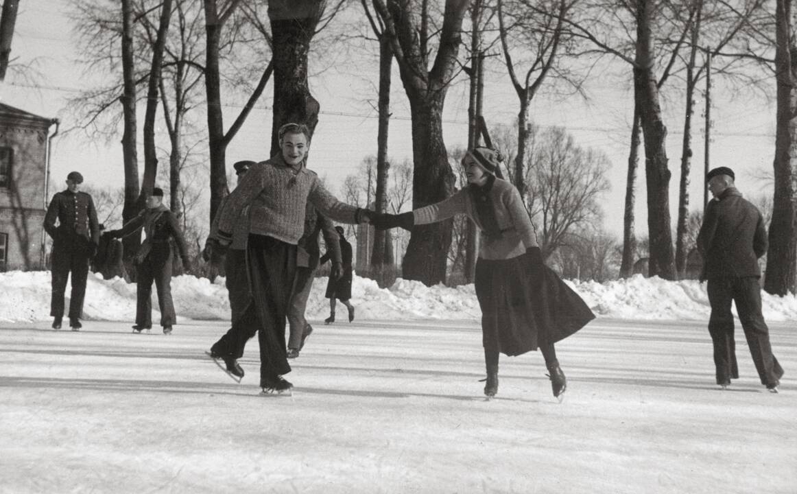Veidai: 1938 m. skautų paradą stebi gen. Stasys Raštikis, skautų vadovo pavaduotojas Jurgis Alekna, prezidentas Antanas Smetona su žmona Sofija ir tuometinis švietimo ministras. 