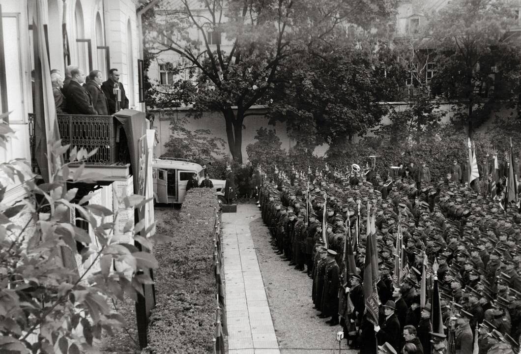 Veidai: 1938 m. skautų paradą stebi gen. Stasys Raštikis, skautų vadovo pavaduotojas Jurgis Alekna, prezidentas Antanas Smetona su žmona Sofija ir tuometinis švietimo ministras. 