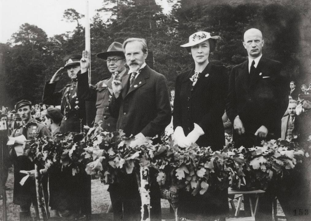 Veidai: 1938 m. skautų paradą stebi gen. Stasys Raštikis, skautų vadovo pavaduotojas Jurgis Alekna, prezidentas Antanas Smetona su žmona Sofija ir tuometinis švietimo ministras. 