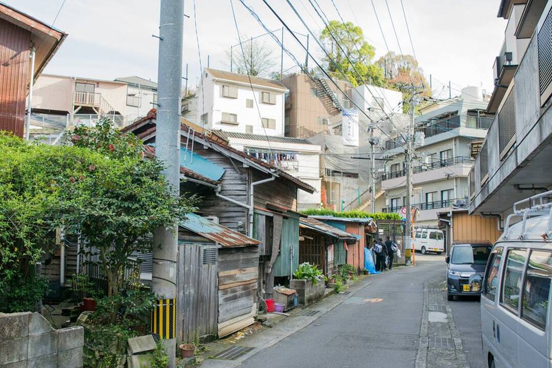 J. Bondo keliais Japonijoje
