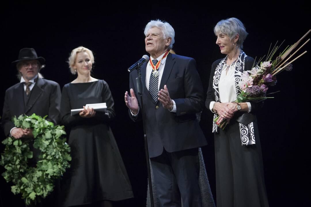 J.Jurašui ir A.M.Sluckaitei-Jurašienei – garbės ženklas