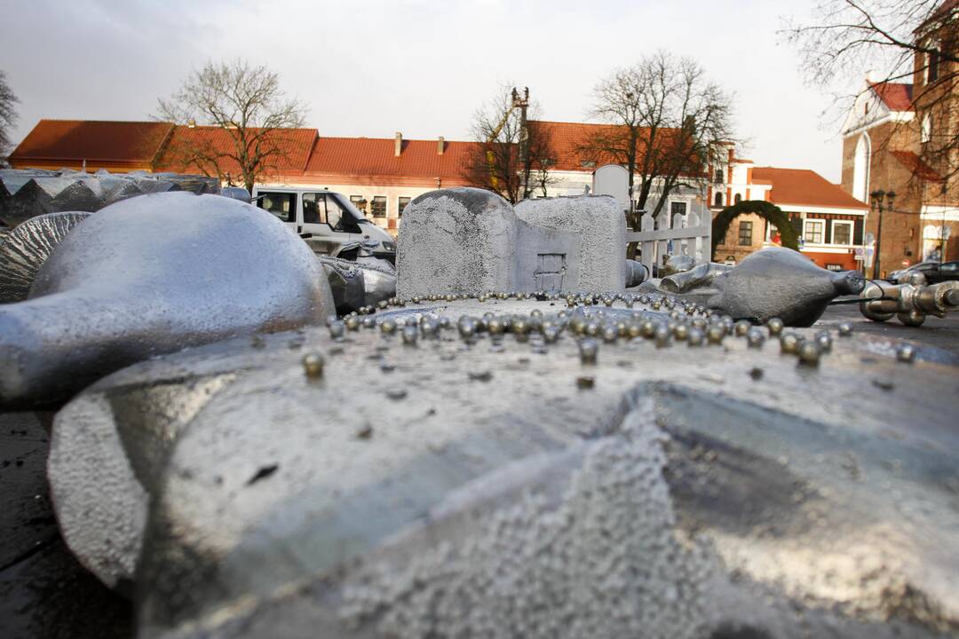 Rotušės aikštėje nupuošiama Kauno Kalėdų eglė.