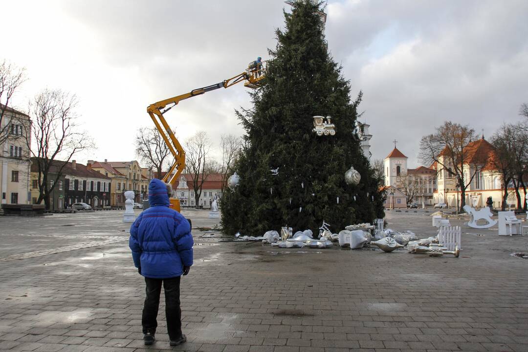 Rotušės aikštėje nupuošiama Kauno Kalėdų eglė.