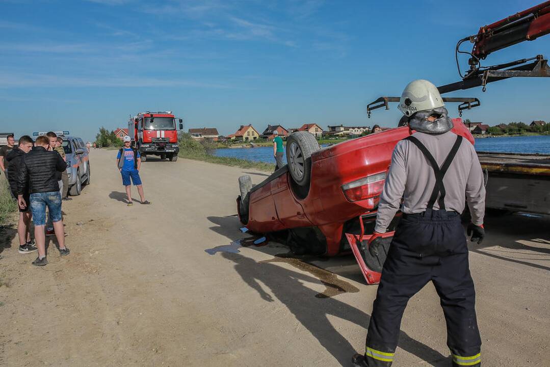 Automobiliu įlėkė į Slengių karjerą