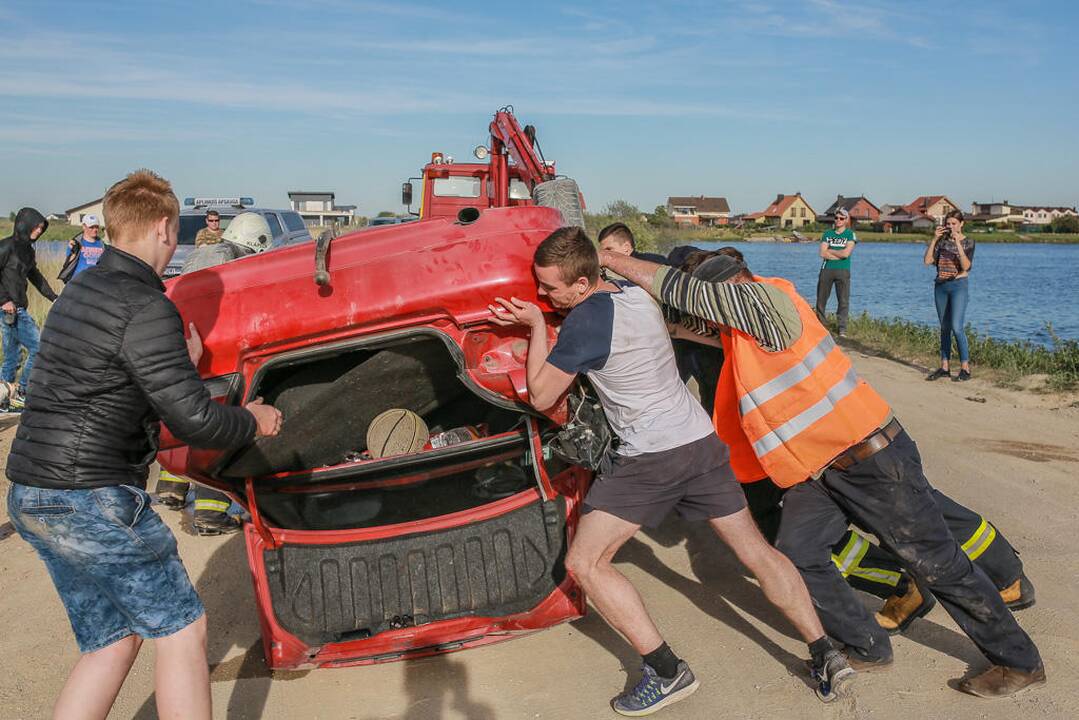 Automobiliu įlėkė į Slengių karjerą