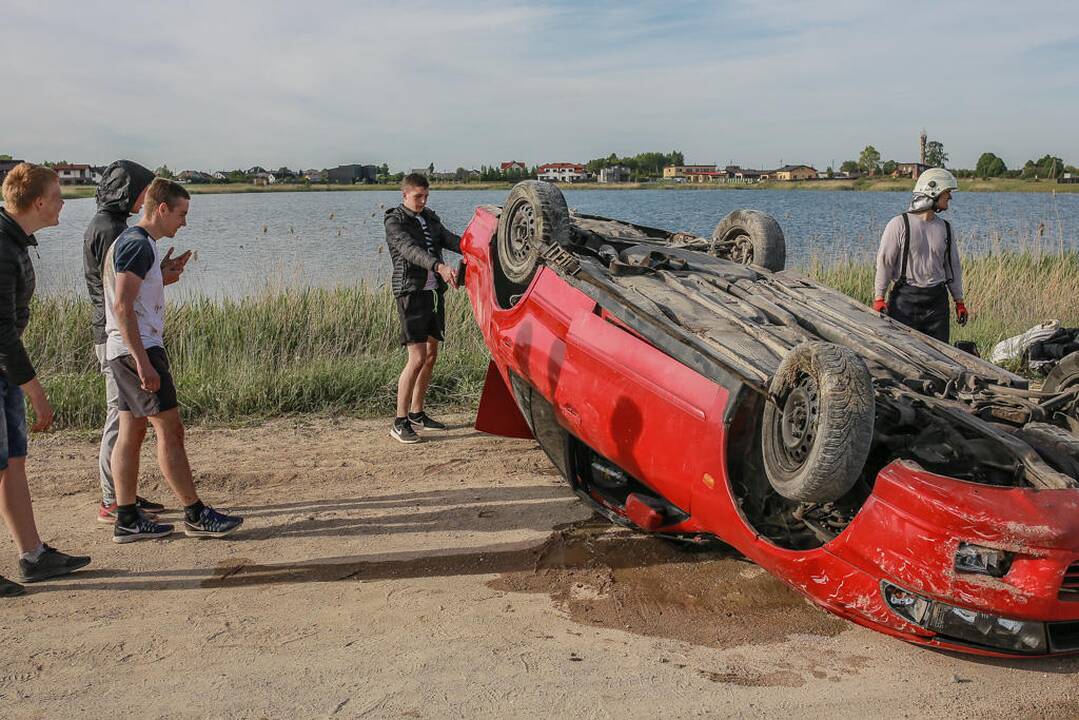 Automobiliu įlėkė į Slengių karjerą