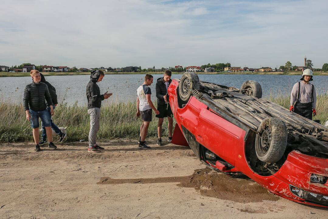 Automobiliu įlėkė į Slengių karjerą