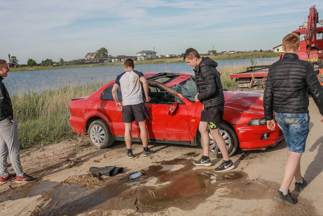 Automobiliu įlėkė į Slengių karjerą