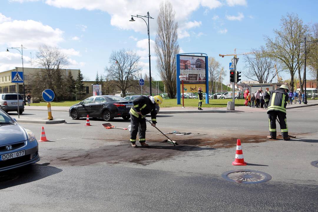 Į pratybas skubėję medikai rėžėsi į mikroautobusą