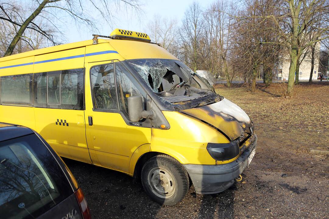 Naktį Klaipėdoje sudegė mikroautobusas