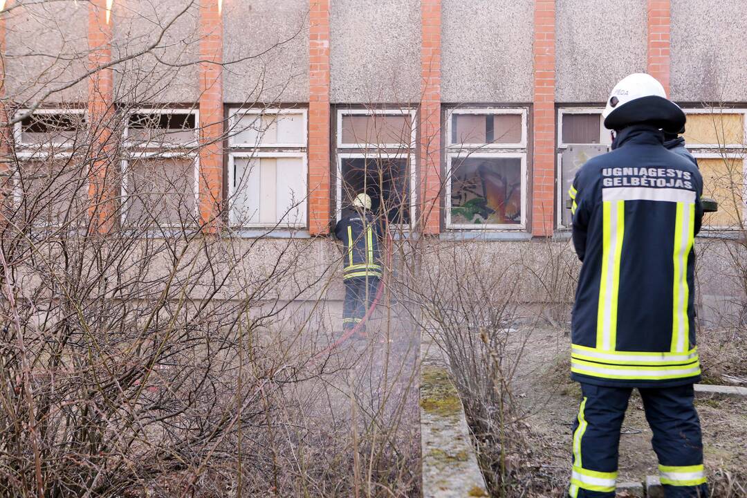 Apleistame kino studijos pastate degė šiukšlės