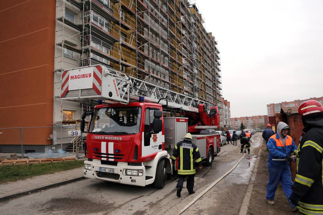 Uostamiestyje užsidegė daugiabučio namo stogas